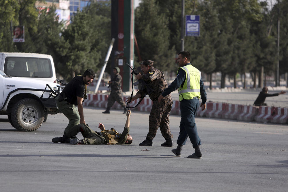 SNAŽNA EKSPLOZIJA PO SLETANJU POTPREDSEDNIKA: 14 mrtvih u napadu kod aerodroma u Kabulu! Povređeni leže na sve strane (FOTO)