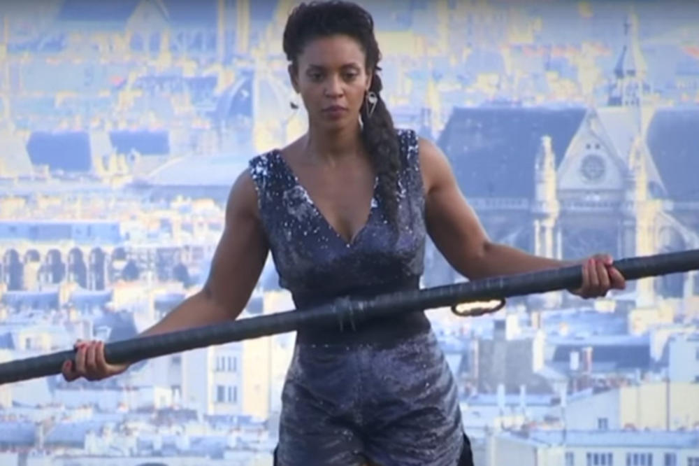 ONA JE PARIŽANIMA ZAUSTAVILA DAH: Prošetala na užetu na visini od 35 metara (VIDEO)