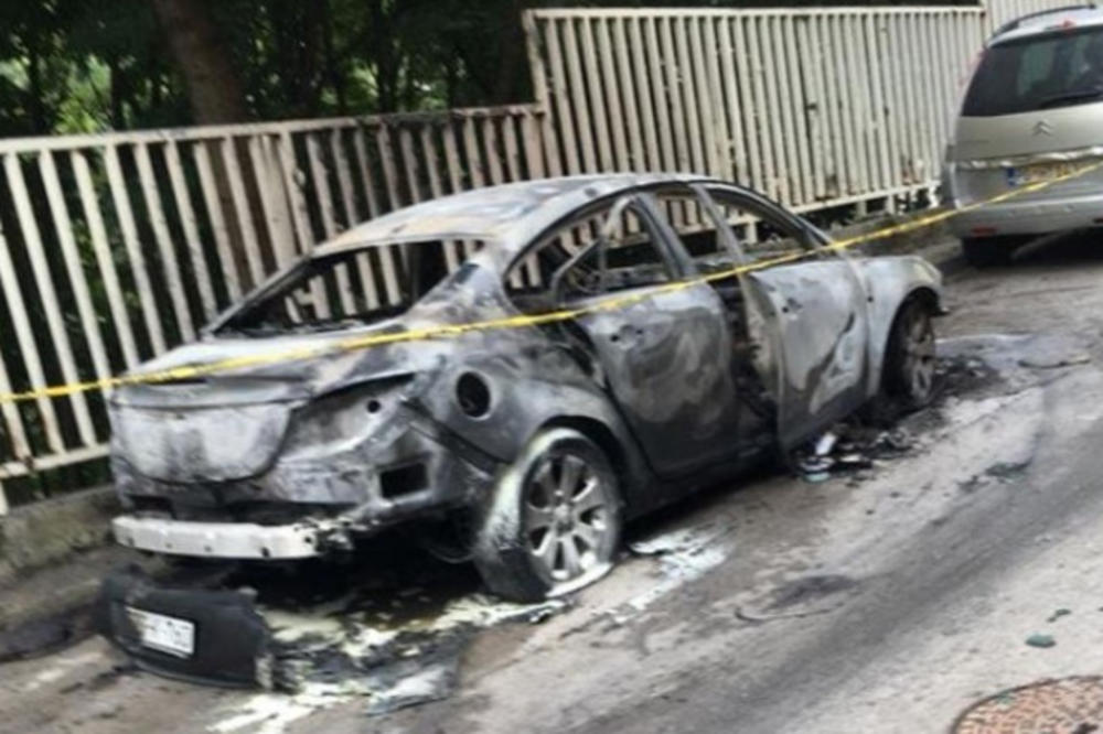 U SARAJEVU ZAPALJEN 15. AUTOMOBIL OD MAJA: Izgoreo auto u Kalemovoj ulici