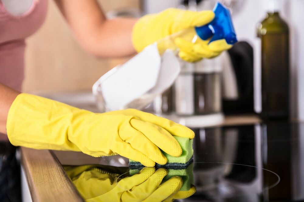 čistačica, pranje, žena pere po kući