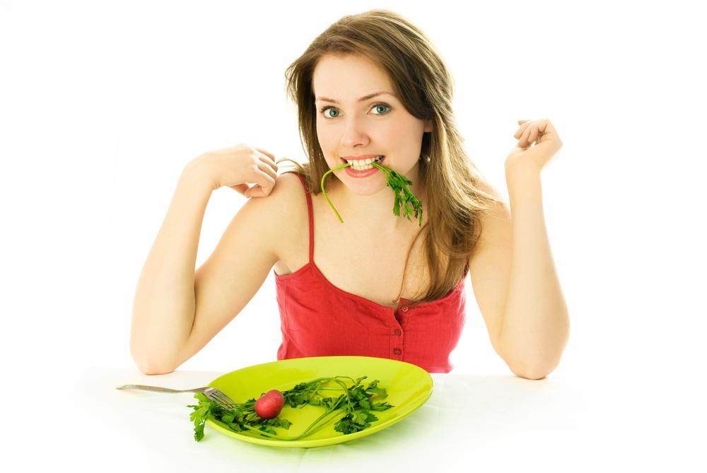 Keep a diet. Девушка ест овощи. Девушка на диете рыба. Девочки мы на диете фото.
