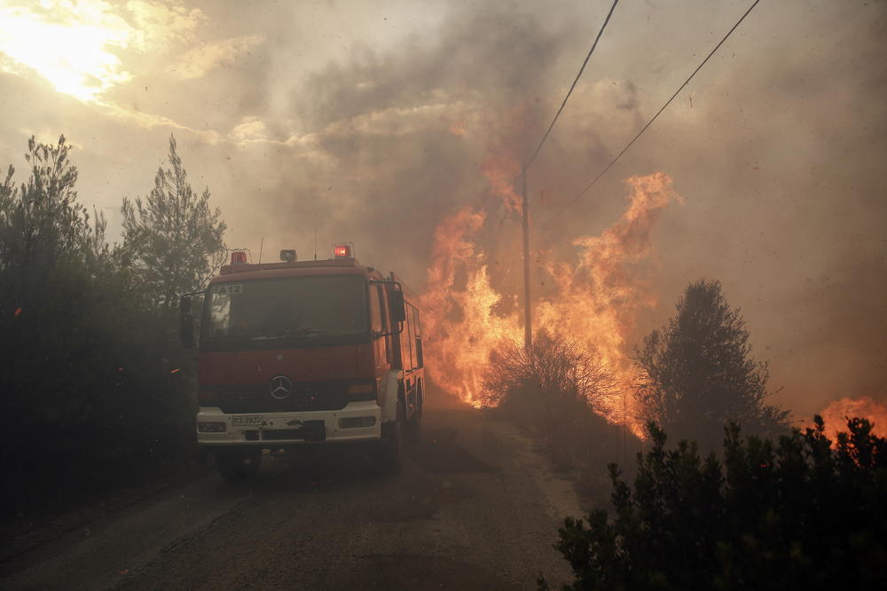 POŽARI U GRČKOJ PODMETNUTI?! VOJSKA PATROLIRA: Vatra istovremeno buknula na 15 lokacija! KATASTROFA KAKVA SE NE PAMTI! (VIDEO)