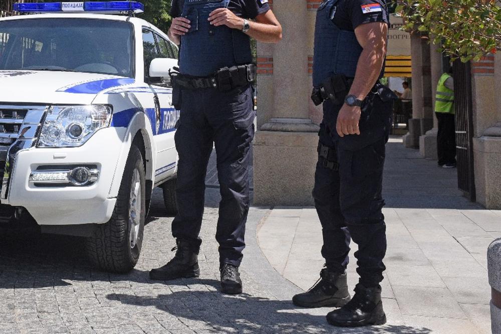 STRAVIČNA SCENA U BEOGRADU: Išao ulicom i pucao u žene, dve teško ranio! Oružje ŠOKIRALO i policajce! (FOTO)