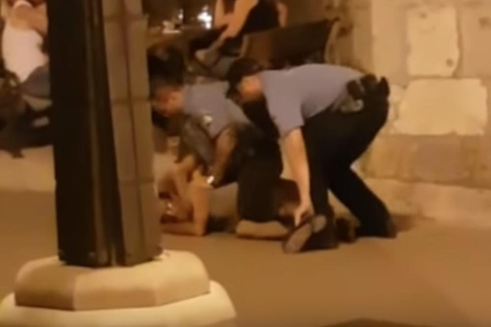 MAHAO JE ČEKIĆEM I PLAŠIO TURISTE: Policija savladala čoveka koji je pravio haos na Krku (VIDEO)