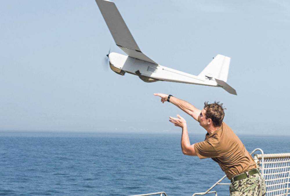 Njima ništa ne može da promakne... Američki vojnik pušta dron za osmatranje