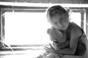 DEVOJČICU (6) VRŠNJACI TOLIKO MALTRETIRALI DA JE ZAVRŠILA U BOLNICI: Majka objavila srceparajuću fotografiju izmučene ćerke I ZASTRAŠUJUĆU PORUKU! (FOTO)