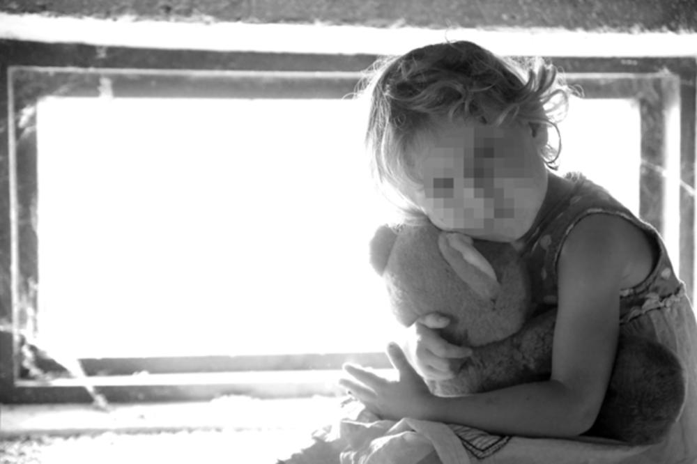 STRAVIČNO! ŽENA MONSTRUM: Nemica kupila iračku devojčicu (5), držala je kao roba i ostavila zavezanu lancem na suncu da umre u mukama!