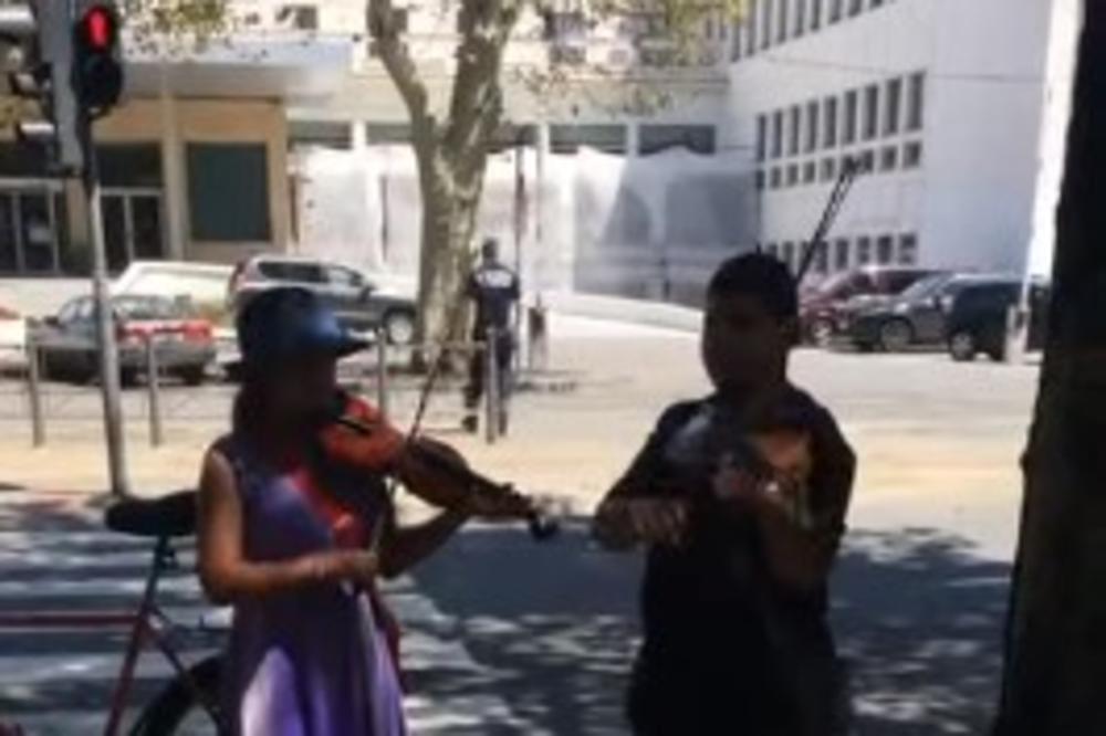 APLAUZ ZA DECU! Brat i sestra sviraju na ulici da bi platili časove violine! (VIDEO)