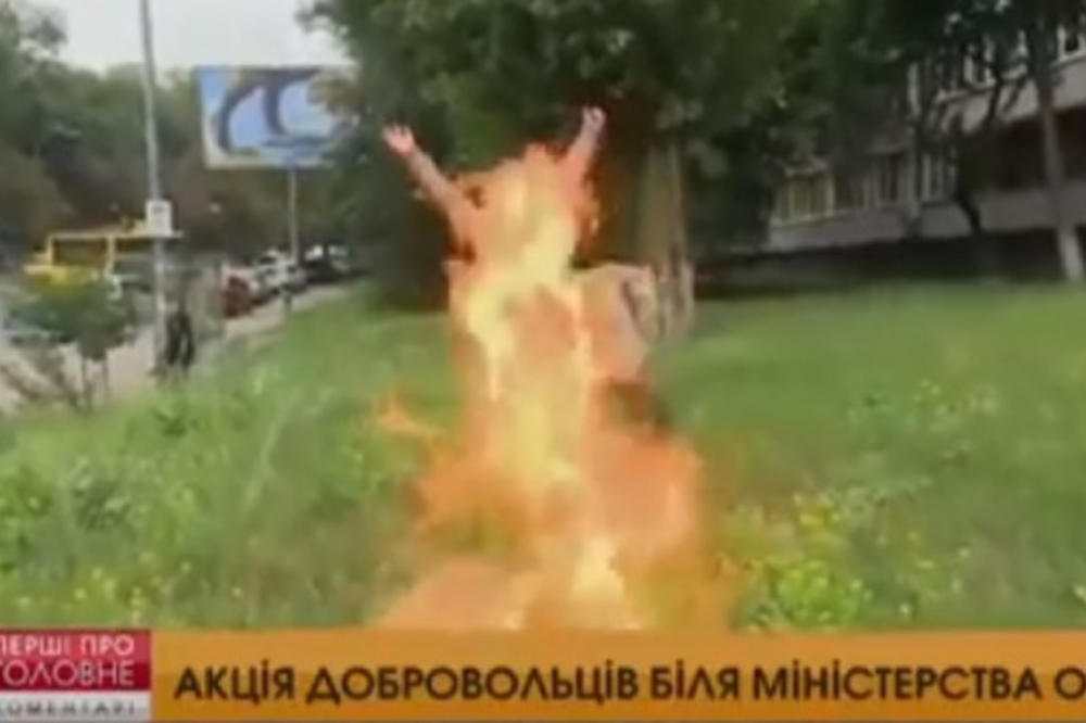 ZBOG OTKAZA POSTAO ŽIVA BUKTINJA: Ukrajinski vojnik se zapalio ispred Ministarstva odbrane (UZNEMIRUJUĆI VIDEO)