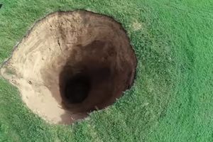 DRON SNIMIO ZASTRAŠUJUĆ PRIZOR: U ruskom gradu se iznenada otvorila rupa duboka 50 metara! (VIDEO)