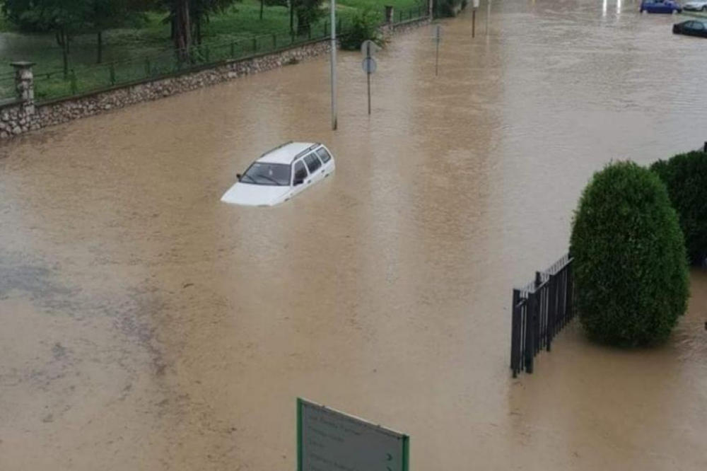 POTOP U ZENICI: Automobili pod vodom, a ulice postale reke posle velikog nevremena (FOTO, VIDEO)