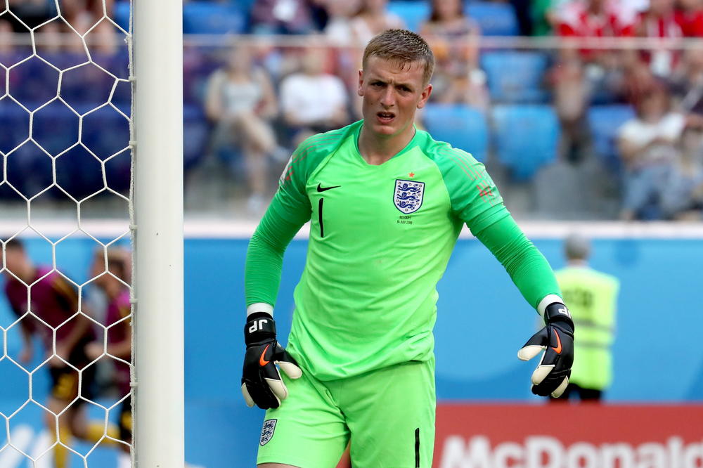 BIJE KO HULIGAN: Golman reprezentacije Engleske u klinču sa navijačima Njukasla ispred paba (VIDEO)