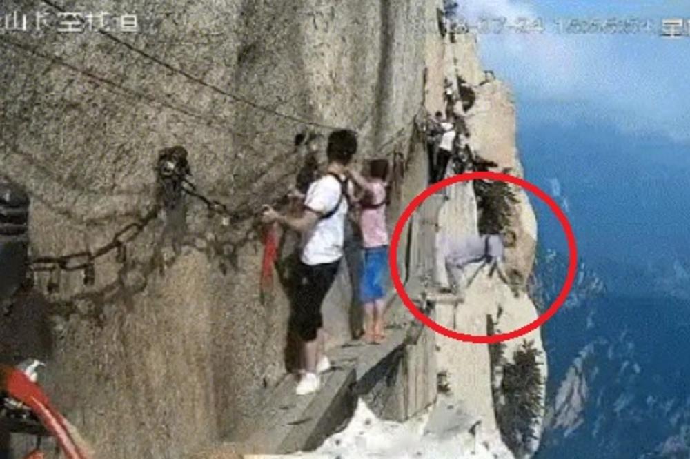 SAMOUBISTVO NA NAJOPASNIJOJ ŠETNJI NA SVETU: Prestravljeni turisti samo su gledali kako je skočio u ponor od 2.000 metara! (UZNEMIRUJUĆI VIDEO)