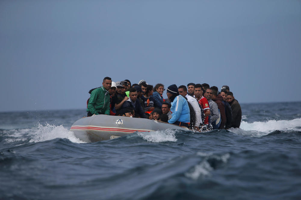 PREPUŠTENI SAMI SEBI: Spasilački brodovi ne pomažu migrantima na Mediteranu, samo prolaze pored njih