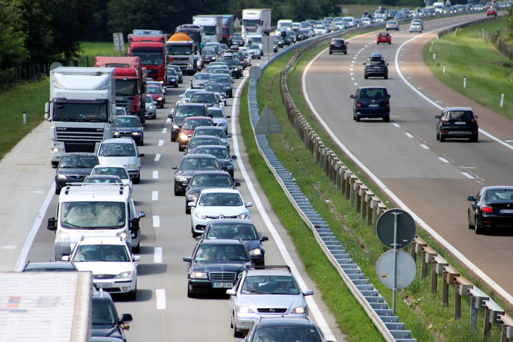 HAOS NA AUTO-PUTU: Kolona između Jagodine i Ćuprije duga 14 kilometara, da bi je izbegli vozači voze unazad!