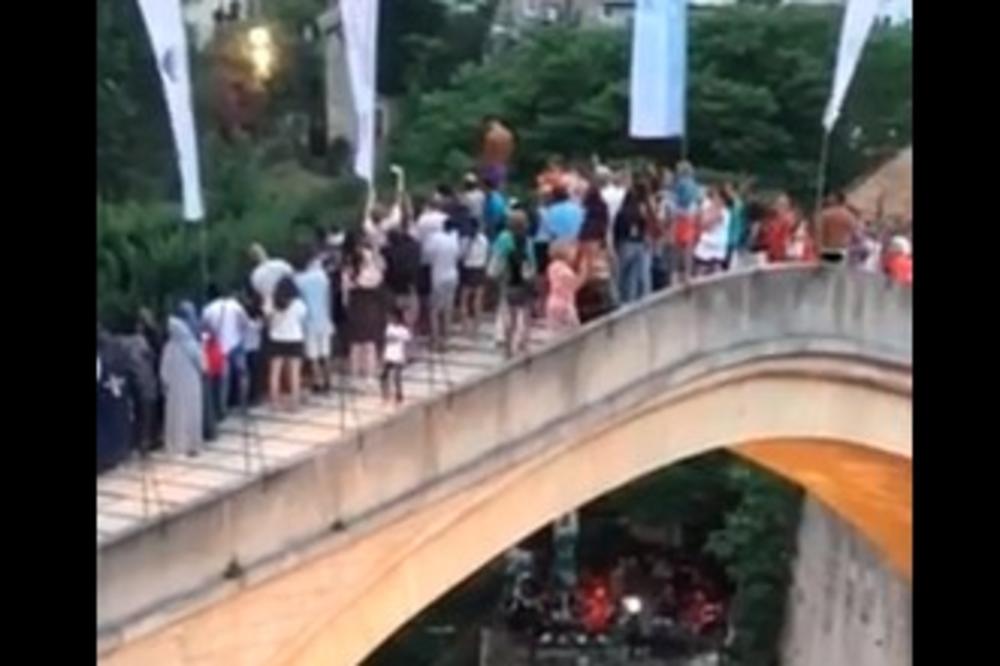 MOSTAR PUN TURISTA: Svi se spremaju za spektakularne skokove sa Starog mosta