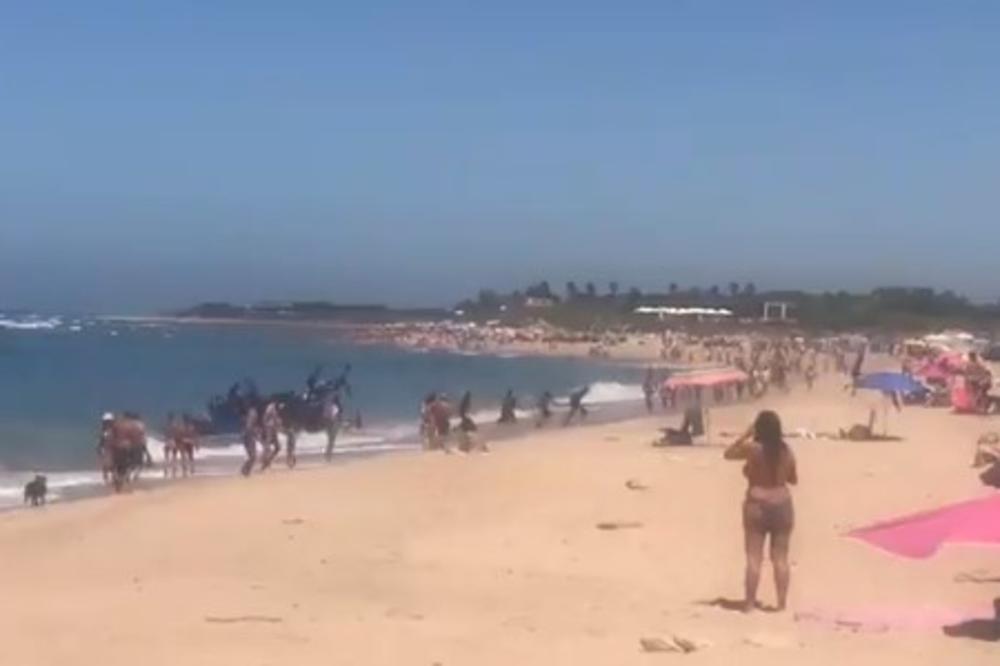 OVAKVE SCENE POSTAJU SVAKODNEVICA: Migranti se iskrcali na plaži punoj turista, pa se razbežali, a kupači ostali u čudu (VIDEO)