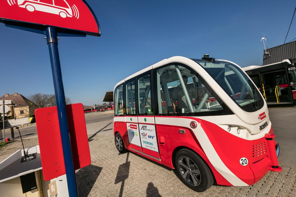 NOVO U BEČU: Prvi putnici se provozali gradskim busom bez vozača! (FOTO)
