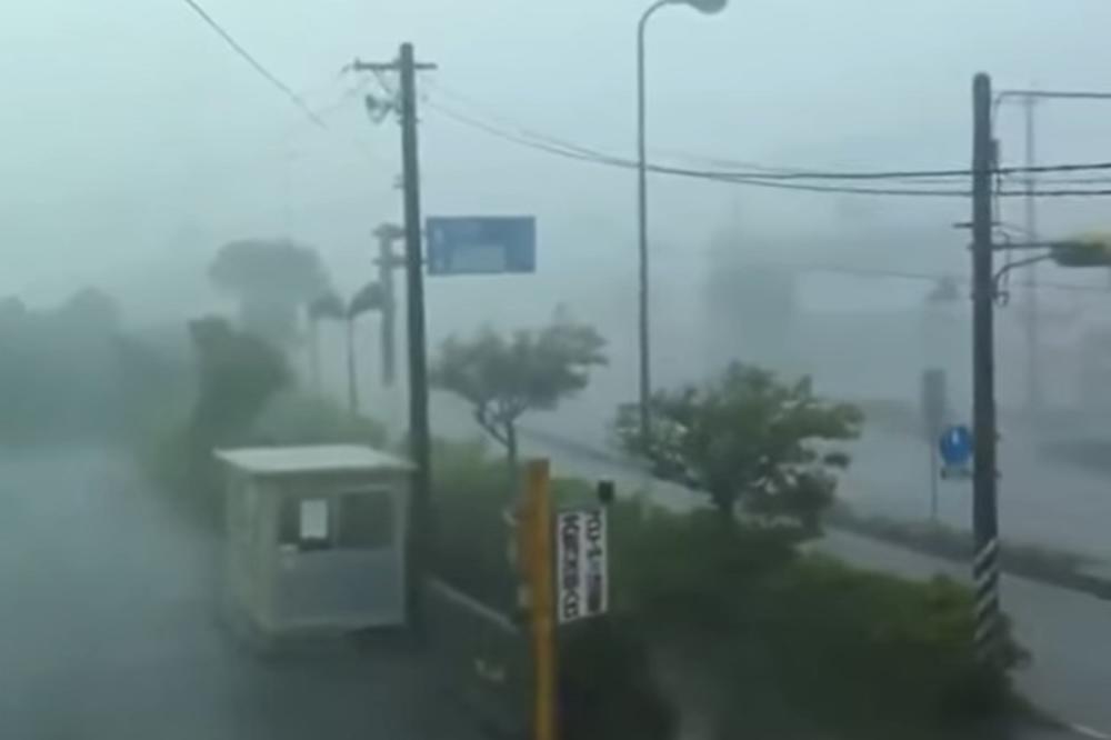 TAJFUN PUSTOŠI JAPAN: Vetar duva 180 kilometara na sat i nosi sve pred sobom, naređena EVAKUACIJA (VIDEO)