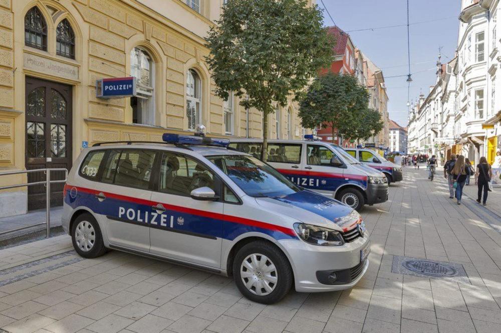 POZNATI DETALJI JEZIVOG NAPADA U AUSTRIJI: Nasrnuo na dete, izbo ga nožem, reakcija KUPACA spasila devojčicu smrti