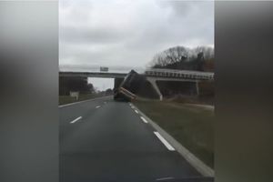 AU KAKAV VOZAČ! Dupla kamion prikolica, a treba proći ispod nadvožnjaka! (VIDEO)