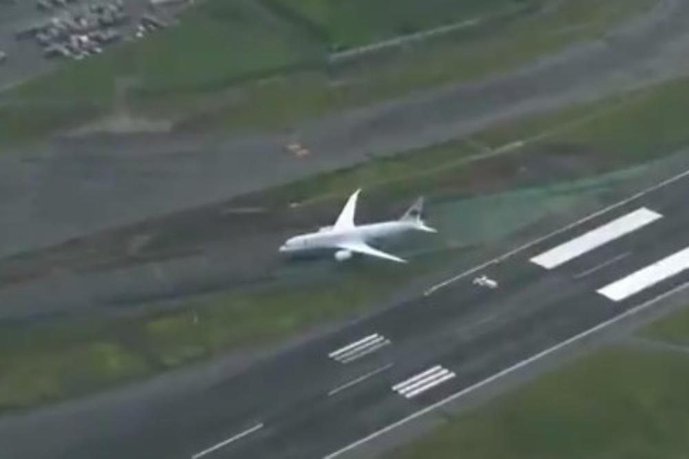 HAOS NA AERODROMU U TOKIJU: Avion pogrešno sleteo, pa morali da zatvore pistu! (VIDEO)
