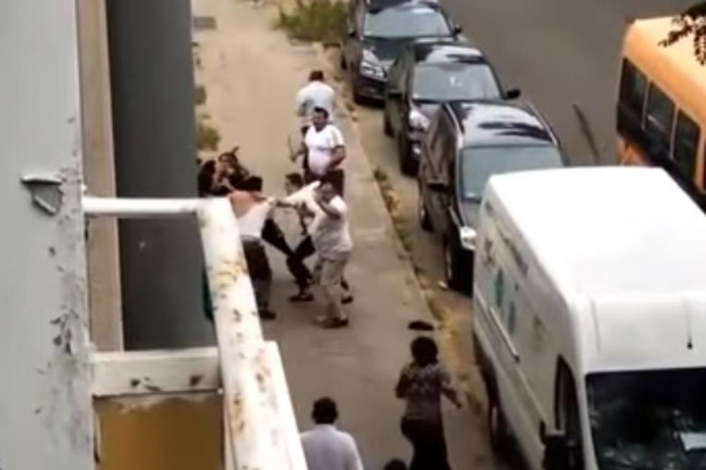 MASOVNA TUČA U NEMAČKOM GRADU: Dve porodice se potukle nasred ulice, radile motke i flaše, a dominirao je muškarac sa stolicom! (VIDEO)
