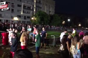 ŽURKA JE GOTOVA: Navijači polako napuštaju plato ispred Skupštine grada (KURIR TV)