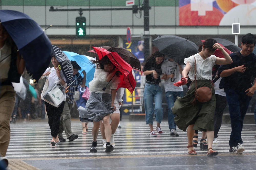 JAPAN STRAHUJE OD SNAŽNOG TAJFUNA: Udari vetra su oko 200 km/h, a talasi bi mogli da budu i 11 metara visine! (VIDEO)