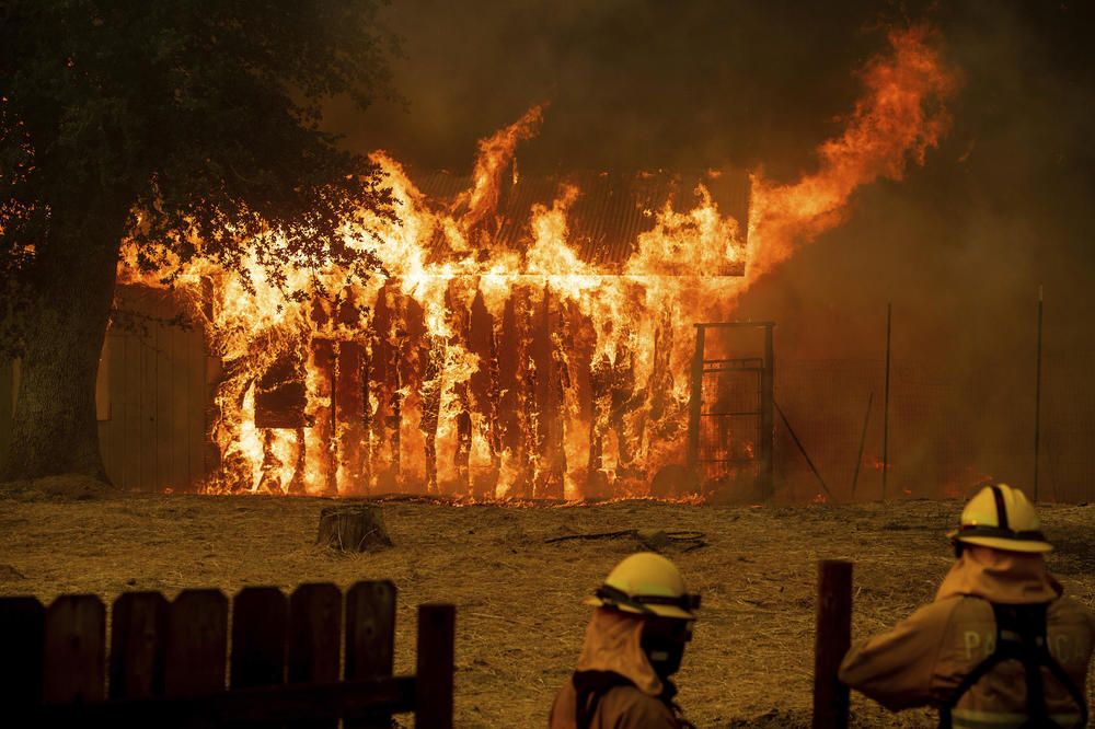 STIHIJA SE NE SMIRUJE: Sve veća razaranja od požara u Kaliforniji