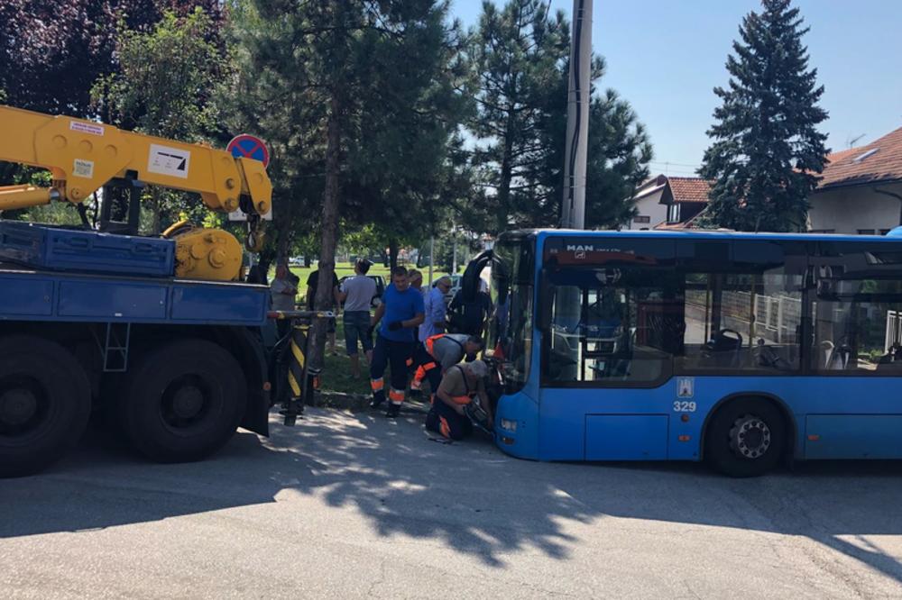 NEVEROVATNA NESREĆA U ZAGREBU: Autobus pun putnika probio baštensku ogradu dok je vozač BIO U PRODAVNICI (VIDEO)