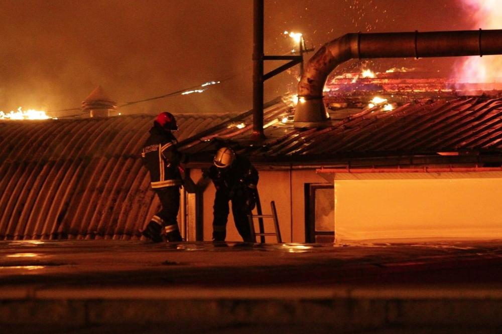 BUKTI POŽAR U ZEMUNU: Dva vatrogasca u Urgentnom centru