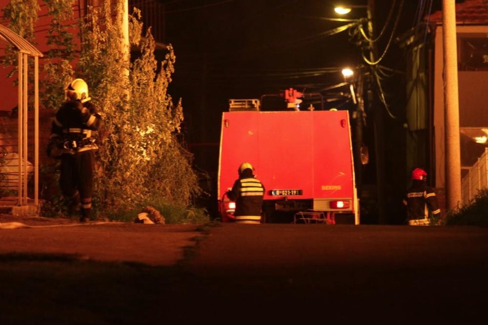 IZGOREO STAN U NOVOM SADU: Vatrogasci spasili ženu i troje dece, muškarac izvučen u besvesnom stanju