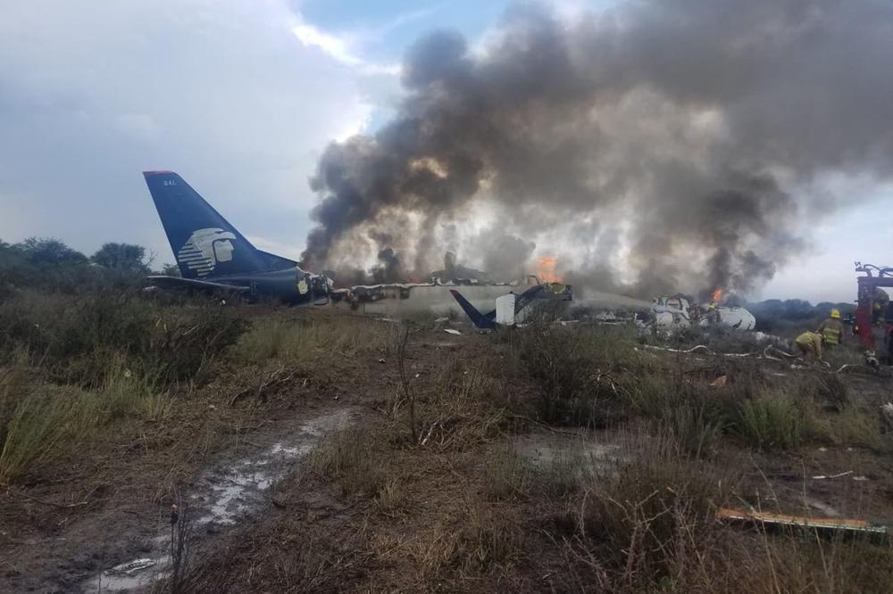 ČUDO U MEKSIKU: Srušio se avion sa 97 putnika i 4 člana posade! SVI PREŽIVELI, 85 osoba povređeno! (VIDEO)