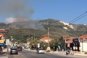 POŽAR U SELU NA ZAKINTOSU: Dva vatrena fronta potpirivali jaki vetrovi (VIDEO)