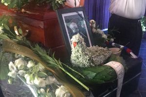 POSLEDNJI GALEBOV LET UZ ZVUK ČELA: Stjepan Hauser rasplakao sve na Oliverovoj sahrani! Emotivni pozdrav za muzičkog velikana (VIDEO)