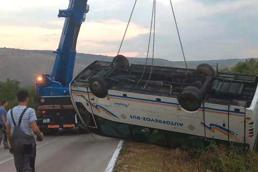 SAOBRAĆAJNA NESREĆA U BIH: Autobus sleteo sa puta, povređeno više putnika! (VIDEO)
