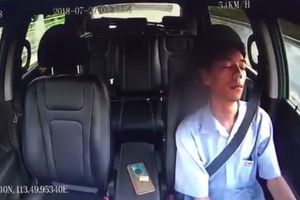 PRESUDILA MU KAMERA: Kineski taksista čitav minut spavao za volanom i odmah popio otkaz (VIDEO)