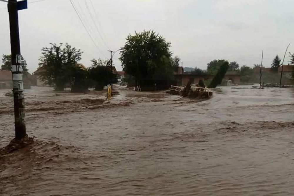 VODA SE POVLAČI, NEMA POVREĐENIH: Evo kakvo je trenutno stanje u poplavljenoj Žagubici (VIDEO)