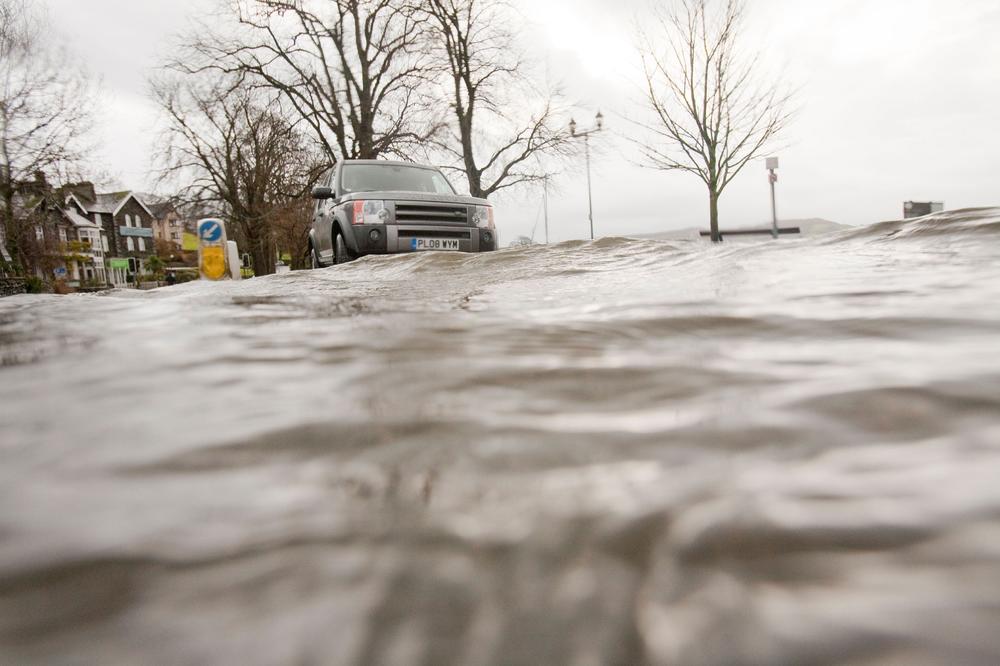 KIŠA NAPRAVILA HAOS U SELIMA OKO GORNJEG MILANOVCA: Putevi poplavljeni, voda preti da uđe u kuće