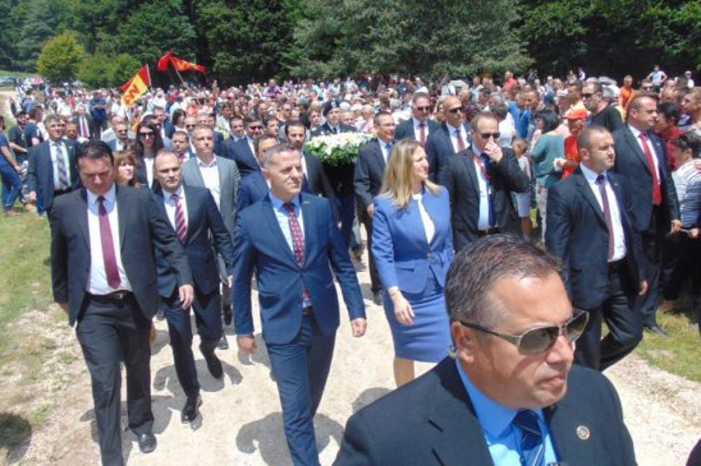 INCIDENTI NA PROSLAVI DANA REPUBLIKE: Delegacija makedonske vlade izviždana, gađali ih flašama (VIDEO)