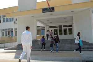MESECIMA TAJNO SNIMALI ĐAKE U TOALETU: Uprava Medicinske škole u Podgorici ne može da objasni otkud kamere  na tom mestu