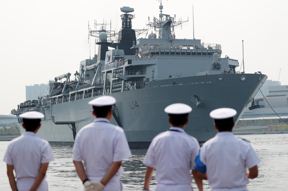 BRITANSKI RATNI BROD UPLOVIO U TOKIO: Prst u oko Kini i Severnoj Koreji! Evo čime je sve HMS Albion opremljen! (FOTO)