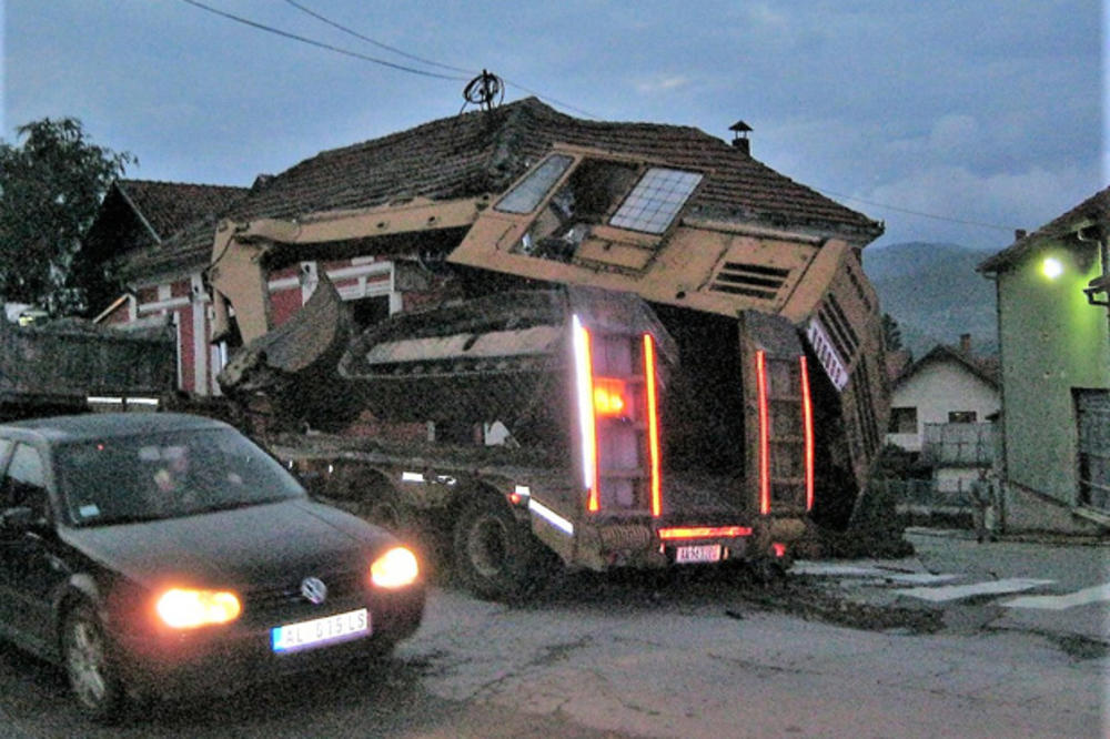 TRAGEDIJA IZBEGNUTA ZA DLAKU: Bager od 25 tona pao na kafanu u Aleksincu (FOTO)