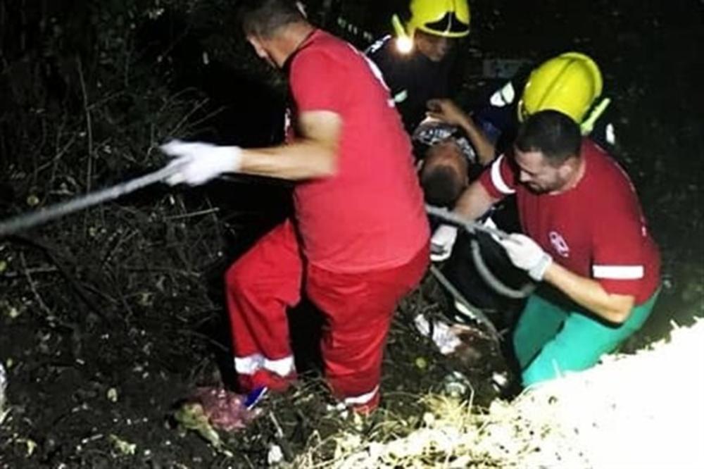 DRAMATIČNO SPASAVANJE BICIKLISTE KOD ĆUPRIJE: Upao u provaliju duboku 10 metara, jedva dozvao pomoć!