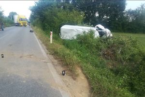 KOMBIJEM SLETEO SA PUTA: Vozač (52) udario u stub i poginuo!