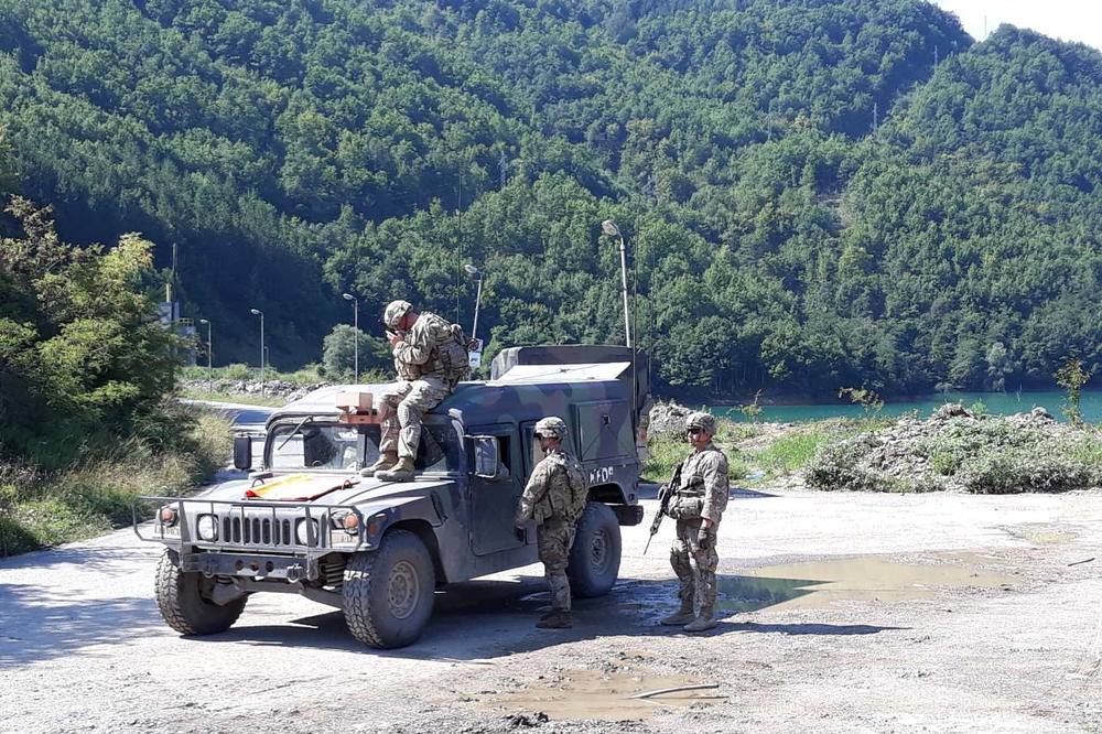 KFOR POJAČAO SNAGE NA SEVERU KOSMETA: Povećan broj vojnika u blizini prelaza Jarinje i Brnjak