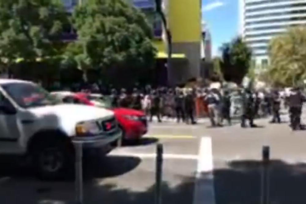 HAOS U PORTLANDU: Krvavi sukobi desničara i antifašista, policija na ulici POD PUNOM OPREMOM (VIDEO UŽIVO)