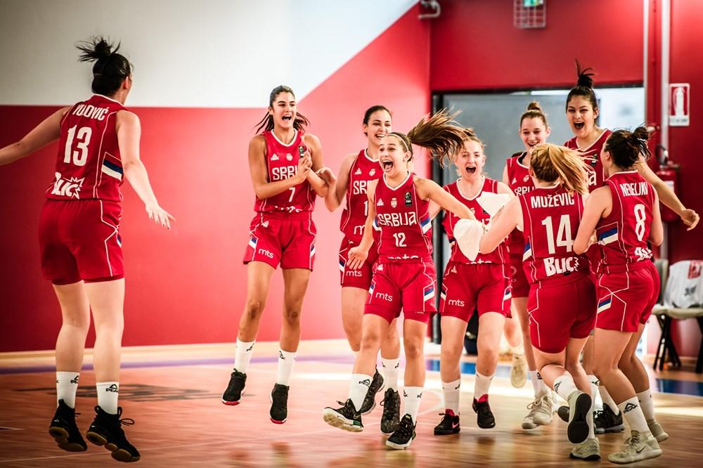 LUTKE, HRABRO NA ŠPANIJU! Mlade srpske košarkašice u sjajnoj atmosferi isčekuju duel sa moćnim rivalom! (VIDEO)