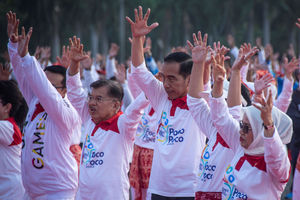 I PREDSEDNIK INDONEZIJE IGRA ZA GINISA: 60.000 ljudi na ulici i oko 120.000 zatvorenika igra čuveni poko-poko ples! (FOTO)